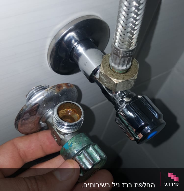 חיבור צינור מתכת לברז עם ידית שחורה